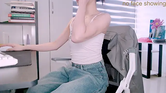 Snapshot of Shyn__ chatting on November 27, 6:37 am Shyn online show from November 27, 6:37 am