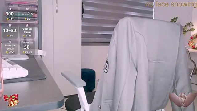 Snapshot of Shyn__ chatting on December 3, 3:58 am Shyn online show from December 3, 3:58 am