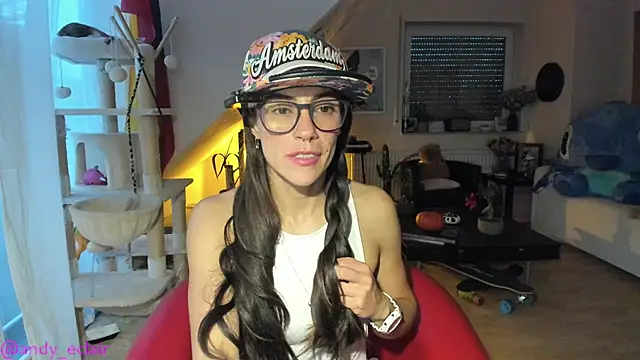 Snapshot of tinny_williams chatting on October 9, 5:38 am tinny williams online show from October 9, 5:38 am