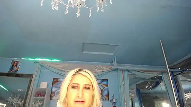 ADRIANNA FOX online show from April 7, 12:00 am