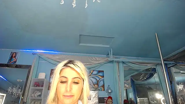 ADRIANNA FOX online show from April 19, 8:13 am