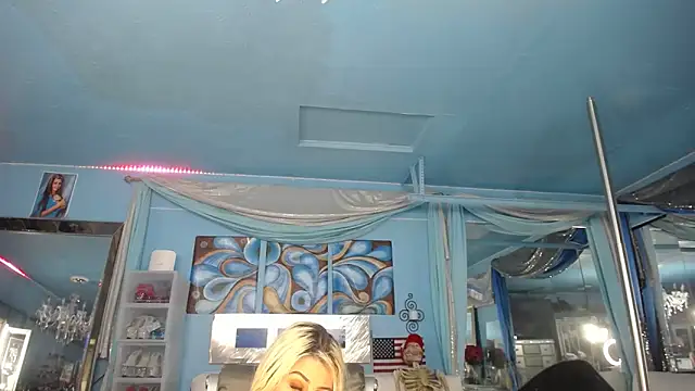 ADRIANNA FOX online show from April 22, 5:21 am