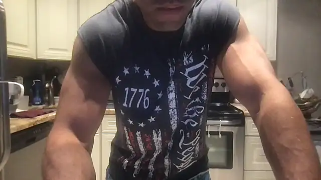 Snapshot of BigGuyMuscle chatting on February 7, 8:20 pm BigGuyMuscle online show from February 7, 8:20 pm