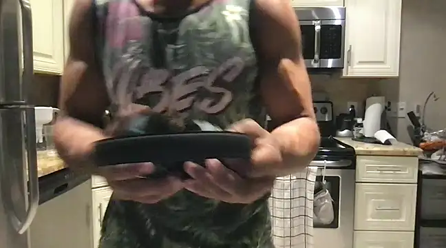 Snapshot of BigGuyMuscle chatting on February 14, 3:33 am BigGuyMuscle online show from February 14, 3:33 am