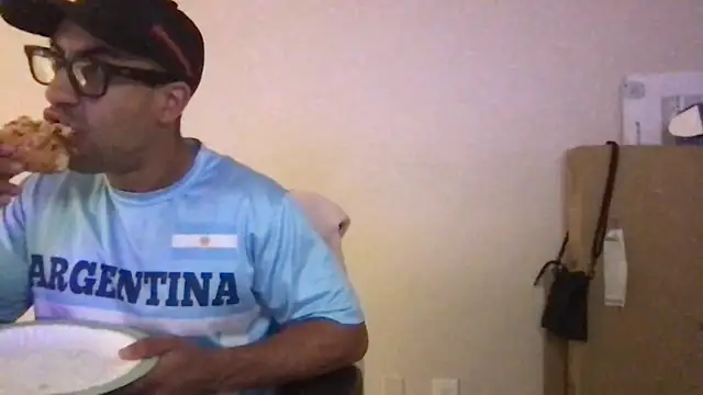 Snapshot of BigGuyMuscle chatting on March 18, 3:09 am BigGuyMuscle online show from March 18, 3:09 am