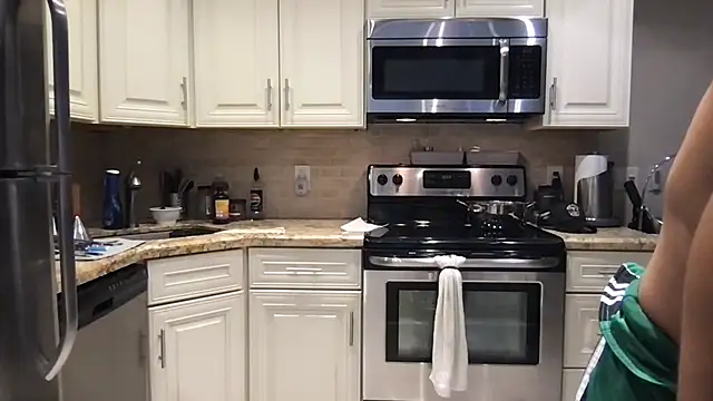 BigGuyMuscle online show from November 10, 3:00 pm