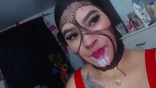 Snapshot of Sharlottee chatting on December 28, 2:43 am Sharlottee online show from December 28, 2:43 am