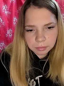 Snapshot of Zuli_Kiska chatting on October 20, 11:10 am Zuli Kiska online show from October 20, 11:10 am