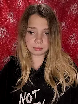 Snapshot of Zuli_Kiska chatting on November 20, 10:31 pm Zuli Kiska online show from November 20, 10:31 pm