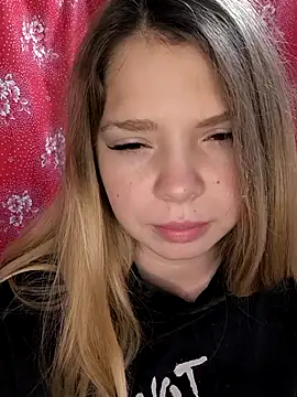 Snapshot of Zuli_Kiska chatting on November 30, 12:31 pm Zuli Kiska online show from November 30, 12:31 pm