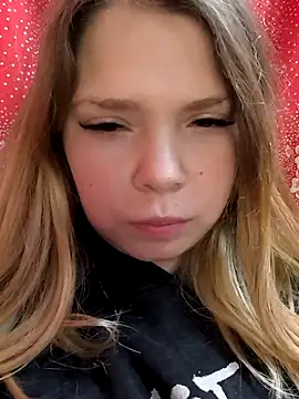 Snapshot of Zuli_Kiska chatting on December 3, 8:18 pm Zuli Kiska online show from December 3, 8:18 pm