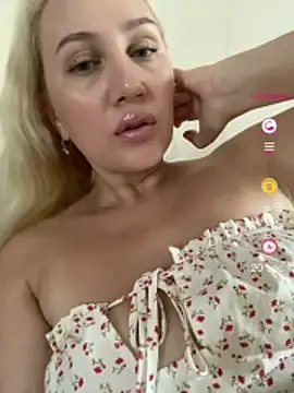 Snapshot of YourBlondee chatting on July 9, 1:20 am YourBlondee online show from July 9, 1:20 am