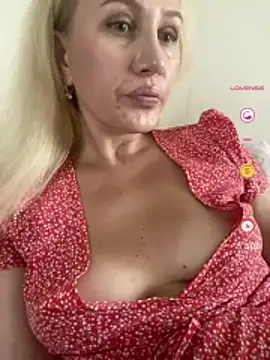 Snapshot of YourBlondee chatting on July 14, 2:05 am YourBlondee online show from July 14, 2:05 am