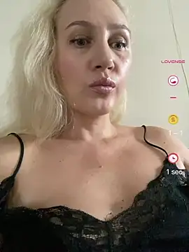 Snapshot of YourBlondee chatting on July 25, 12:20 am YourBlondee online show from July 25, 12:20 am