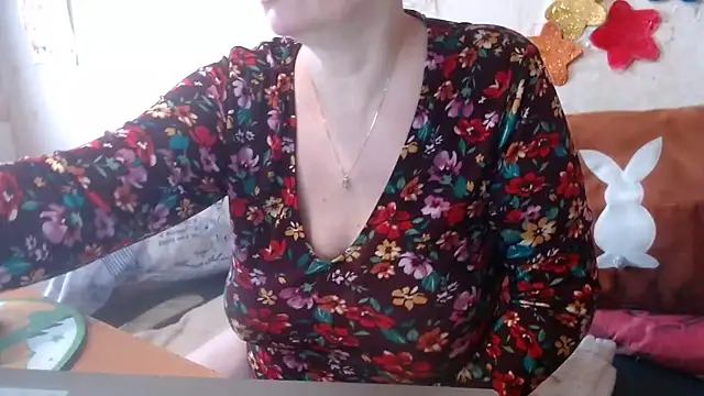 QueenLana online show from February 6, 10:15 am