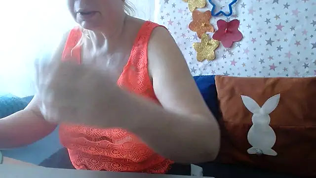 QueenLana online show from April 20, 7:00 am