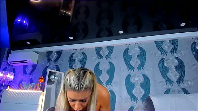 Snapshot of anneswhite chatting on November 18, 4:39 am anneswhite online show from November 18, 4:39 am