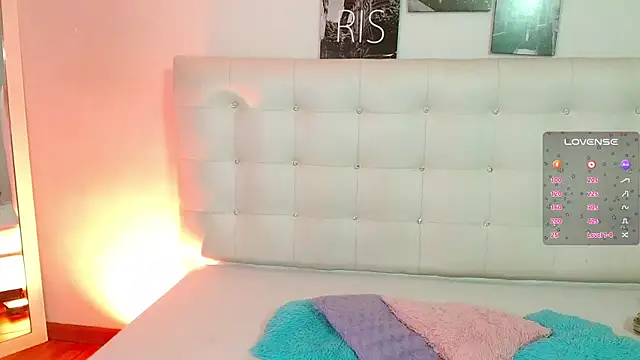 Snapshot of hornystepmommy chatting on December 20, 7:50 pm hornystepmommy online show from December 20, 7:50 pm