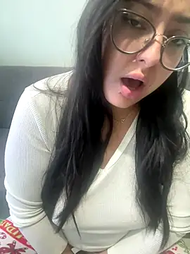 Snapshot of MileyGia chatting on December 5, 2:03 pm MileyGia online show from December 5, 2:03 pm