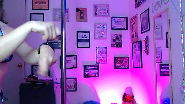 Snapshot of AhriSteele chatting on December 3, 3:47 am AhriSteele online show from December 3, 3:47 am