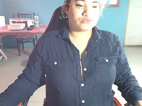 Hilarybunnyy online show from May 13, 4:59 pm
