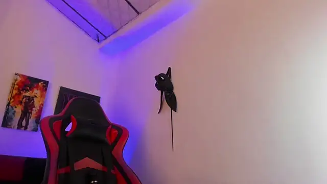 crisstal miler online show from March 4, 9:32 pm