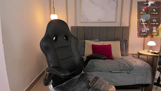 Holly madison  online show from April 22, 1:12 pm