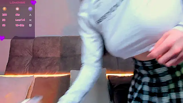 Snapshot of AriellaTesk chatting on December 6, 4:36 am AriellaTesk online show from December 6, 4:36 am