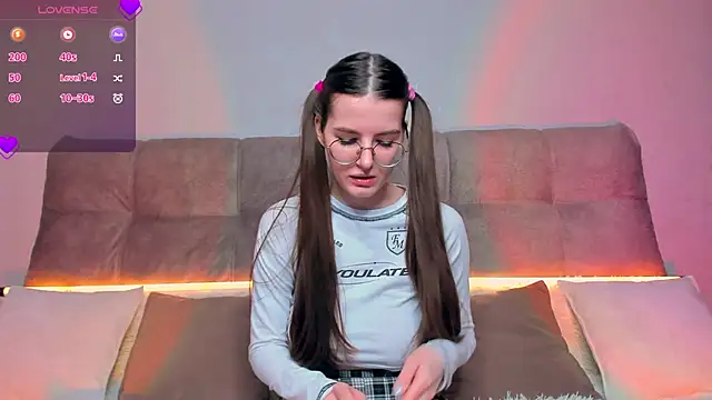 Snapshot of AriellaTesk chatting on December 6, 7:43 am AriellaTesk online show from December 6, 7:43 am