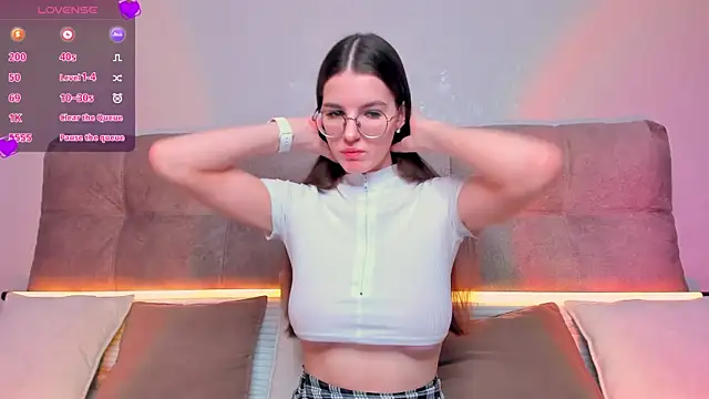 Snapshot of AriellaTesk chatting on February 6, 9:22 am AriellaTesk online show from February 6, 9:22 am