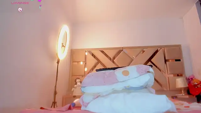 ashelydainii online show from April 21, 1:42 am