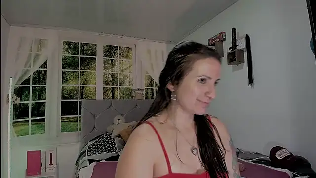 vanessabrown  online show from April 7, 7:03 pm