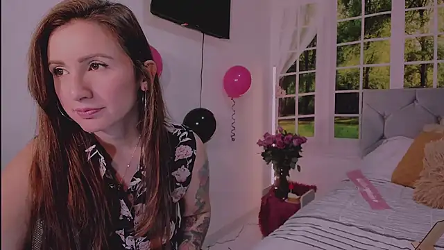 vanessabrown  online show from April 21, 3:39 pm