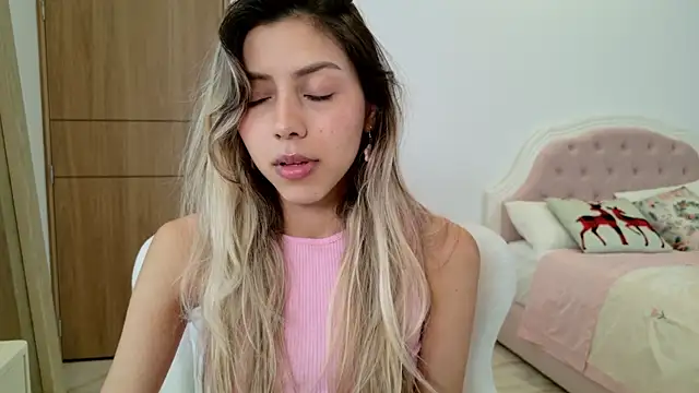 Snapshot of Sensualtease chatting on January 4, 1:42 am Sensualtease online show from January 4, 1:42 am