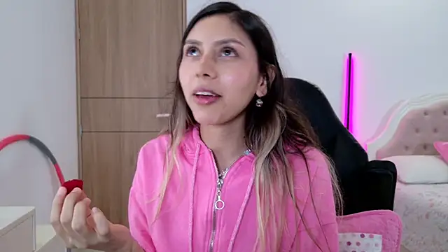 Snapshot of Sensualtease chatting on September 8, 8:52 pm Sensualtease online show from September 8, 8:52 pm