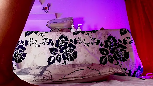 sofi decker online show from February 14, 3:11 am