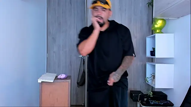 Snapshot of Ricardo_1998 chatting on February 13, 1:08 am Ricardo 1998 online show from February 13, 1:08 am