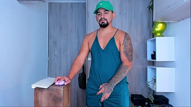 Snapshot of Ricardo_1998 chatting on February 14, 2:28 am Ricardo 1998 online show from February 14, 2:28 am