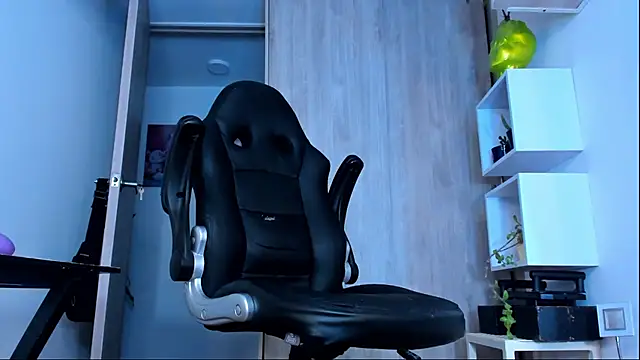 Snapshot of Ricardo_1998 chatting on February 28, 6:32 am Ricardo 1998 online show from February 28, 6:32 am