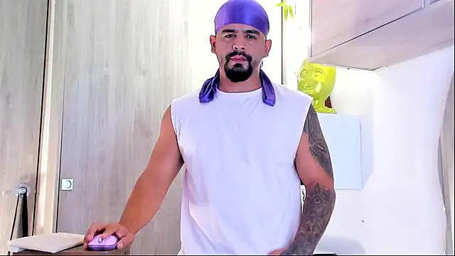 Snapshot of Ricardo_1998 chatting on March 17, 2:08 am Ricardo 1998 online show from March 17, 2:08 am