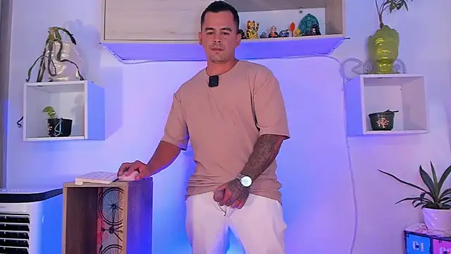 Snapshot of Ricardo_1998 chatting on October 1, 1:55 am Ricardo 1998 online show from October 1, 1:55 am