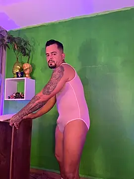 Snapshot of Ricardo_1998 chatting on November 11, 2:00 am Ricardo 1998 online show from November 11, 2:00 am