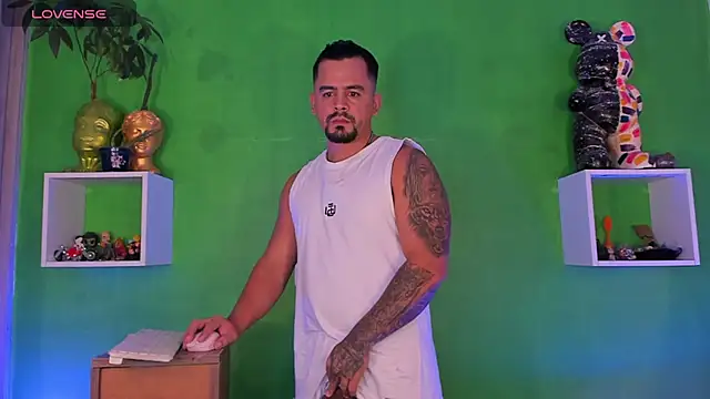 Snapshot of Ricardo_1998 chatting on November 13, 1:48 am Ricardo 1998 online show from November 13, 1:48 am