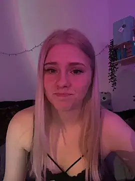 Snapshot of Blueeyezz0 chatting on February 25, 8:40 pm Blueeyezz0 online show from February 25, 8:40 pm