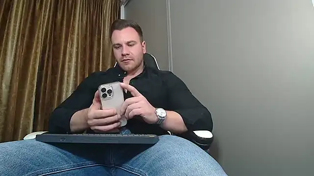 Snapshot of Thori92 chatting on December 15, 6:45 pm Thori92 online show from December 15, 6:45 pm