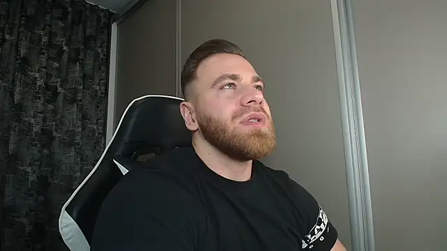 Snapshot of Thori92 chatting on February 14, 5:43 pm Thori92 online show from February 14, 5:43 pm