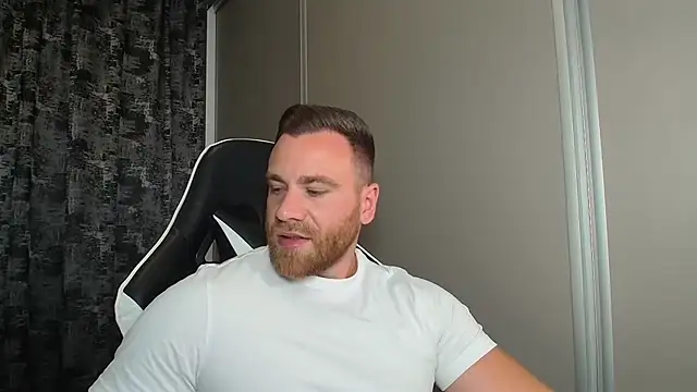 Snapshot of Thori92 chatting on June 24, 6:18 pm Thori92 online show from June 24, 6:18 pm