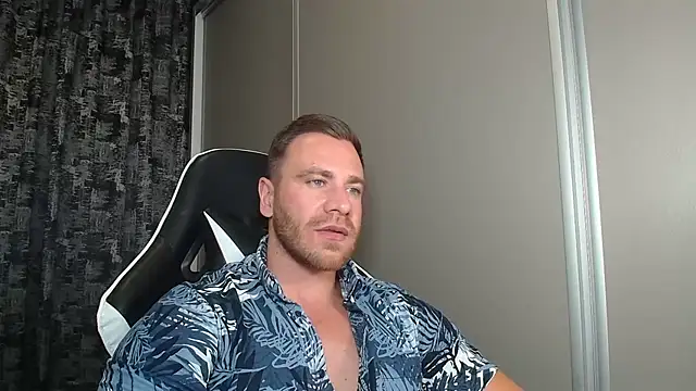 Snapshot of Thori92 chatting on July 12, 6:21 pm Thori92 online show from July 12, 6:21 pm