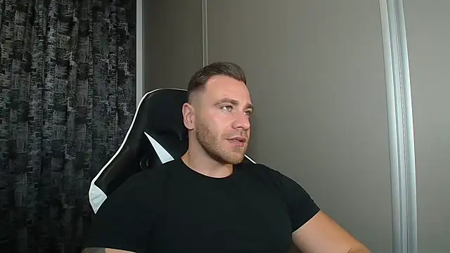 Snapshot of Thori92 chatting on July 19, 1:15 pm Thori92 online show from July 19, 1:15 pm