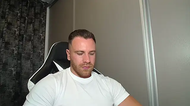 Snapshot of Thori92 chatting on July 28, 6:20 pm Thori92 online show from July 28, 6:20 pm